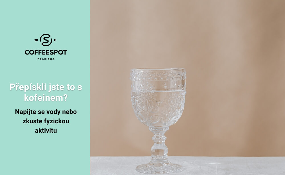 sklenice vody na stole